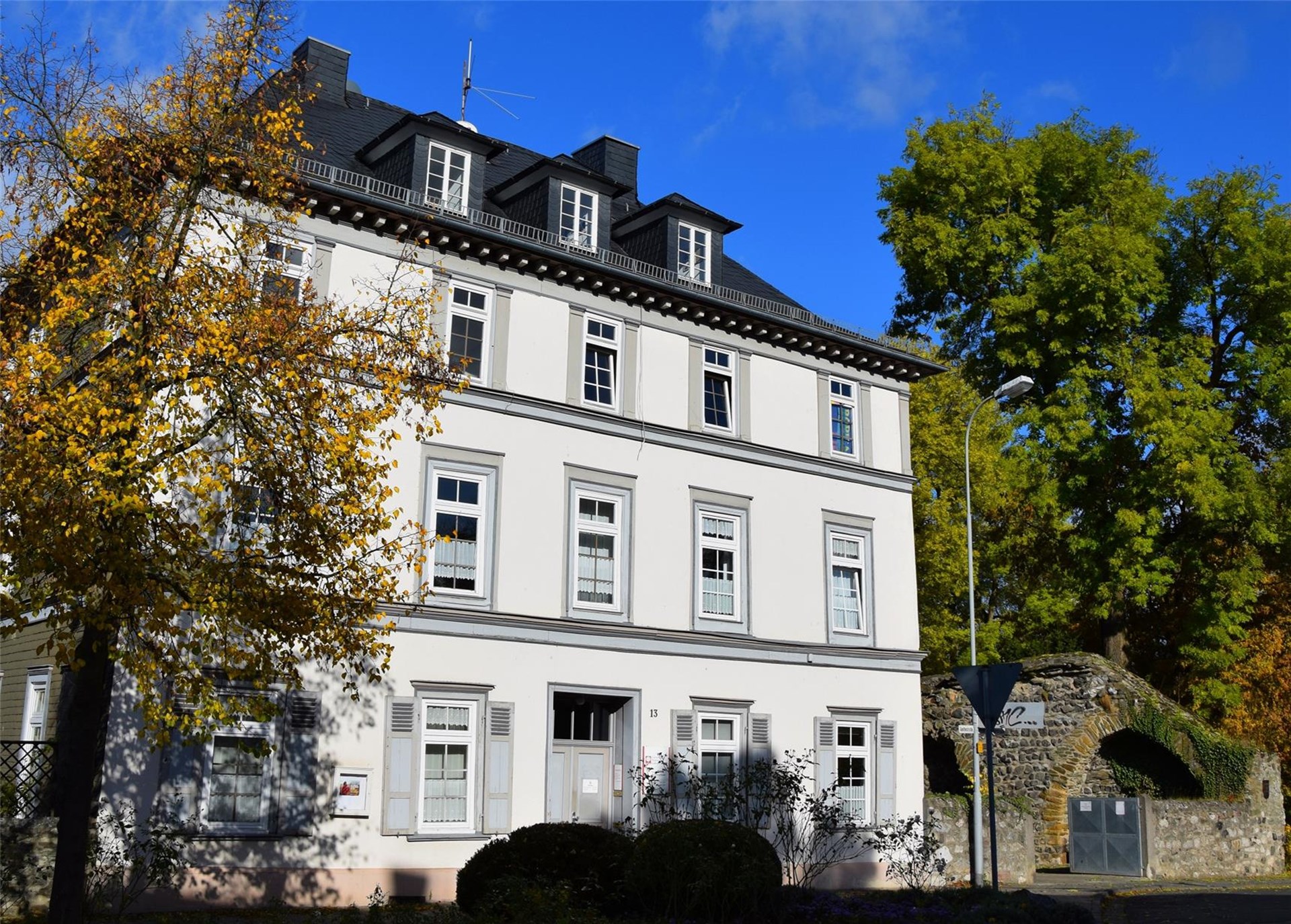Frontale Ansicht weisses Haus mit grauem Dach: Außenansicht der Caritas Beratungsstelle Goethestraße 13