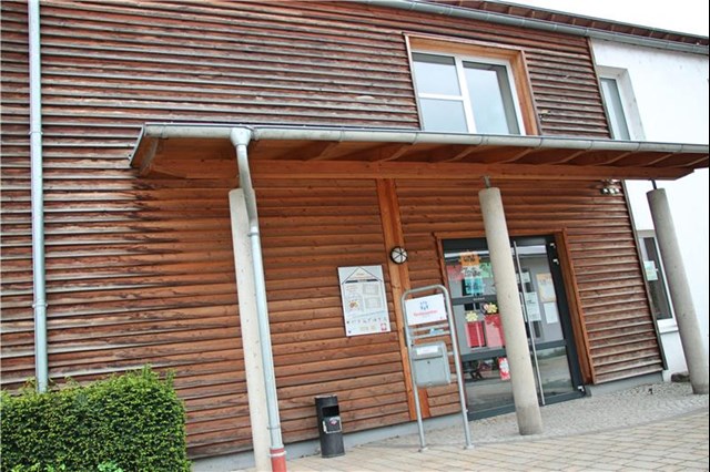 Holzfassade des Eingangsbereichs zum Familienzentrum Westend