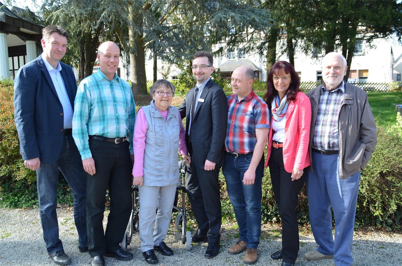 Förderverein Braunfels der Caritas Sozialstation steht zu einem Gruppenbild zusammen und schaut in die Kamera.
